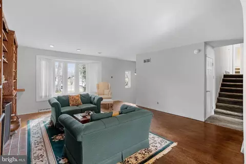 Living - 413 Wayne Dr, Cinnaminson, NJ 08077 photo 2 of 4