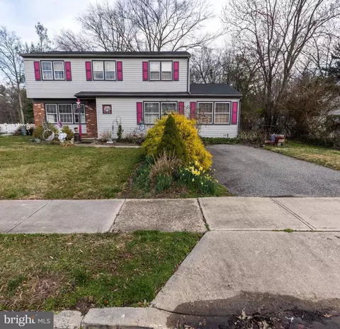 21 Longwood Dr, Burlington, NJ 08016