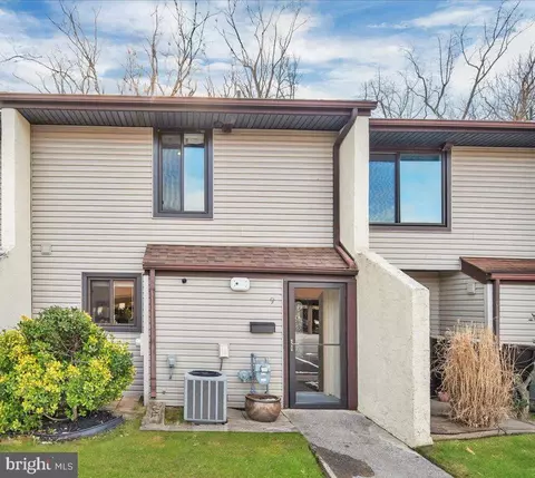 9 W Azalea Ln, Mount Laurel, NJ 08054