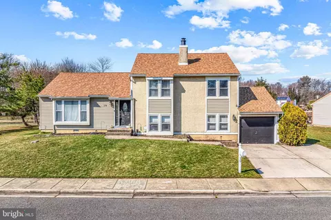 19 W Daisy Ln, Mount Laurel, NJ 08054
