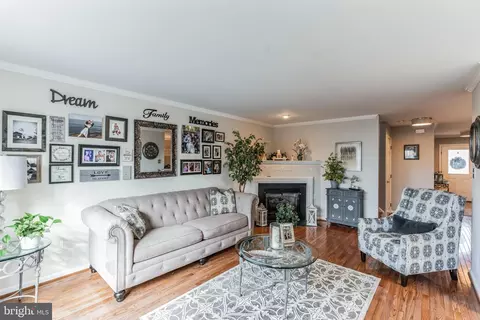 Living - 45 Heron Pointe Ct, Marlton, NJ 08053 photo 2 of 8