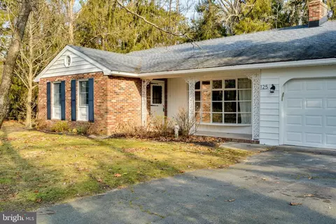 125 N Lakeside Dr E, Medford, NJ 08055
