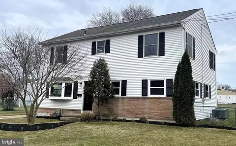 17 Caldwell Ave, Marlton, NJ 08053