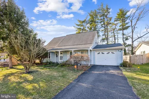 44 Holiday Ln, Willingboro, NJ 08046