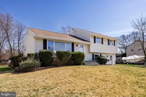 7 Spruce Rd, Burlington, NJ 08016
