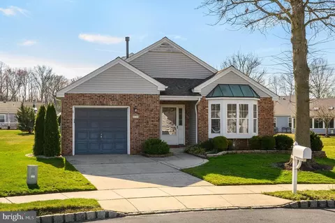 11 Pecan Ct, Mount Laurel, NJ 08054