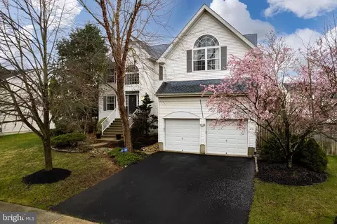 35 Fairmont Dr, Columbus, NJ 08022
