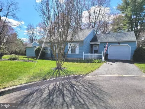 5 Foxborough Ct, Medford, NJ 08055