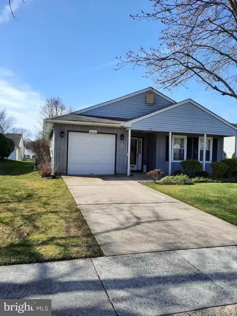 11 Meadowwood Ct, Columbus, NJ 08022
