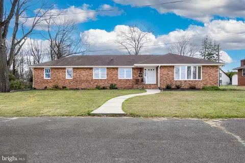 1098 Riverview Dr, Florence, NJ 08518