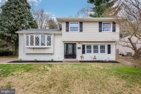 307 Manor Ct, Riverton, NJ 08077