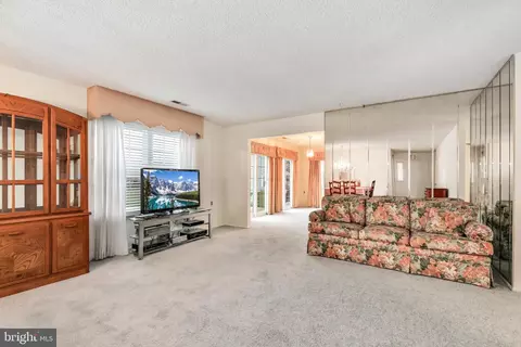 Living - 6 Pardee Ct, Mount Laurel, NJ 08054 photo 2 of 7