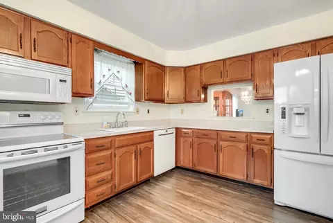 Kitchen - 6 Pardee Ct, Mount Laurel, NJ 08054 photo 2 of 4