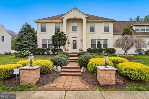4 Windsor Ln, Mount Laurel, NJ 08054