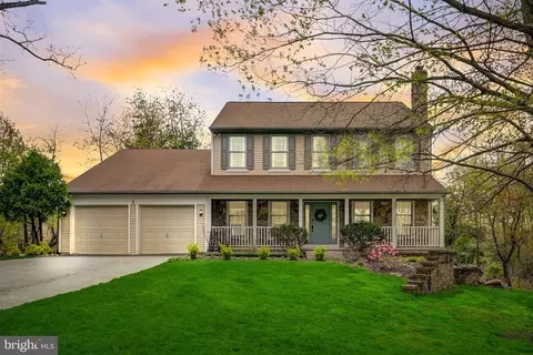 5 Carnation Ct, Mount Laurel, NJ 08054