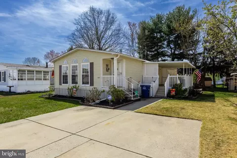 825 Woodchuck Dr, Mount Laurel, NJ 08054