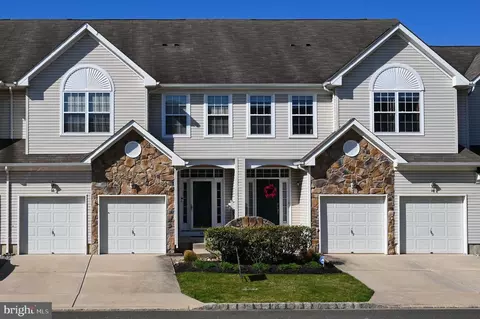 16 Doral Dr, Mount Holly, NJ 08060