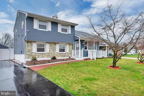 17 Lansdowne Rd, Burlington, NJ 08016