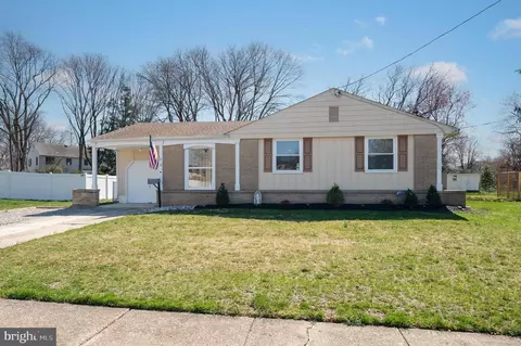 6 Chestnut Hill Ct, Cinnaminson, NJ 08077