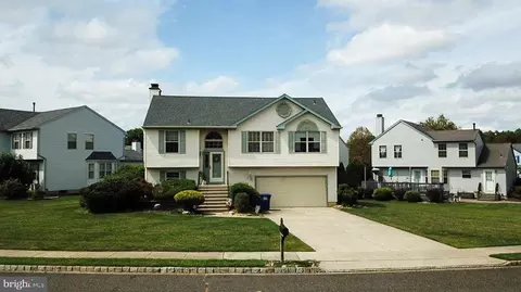 4 Teaberry Ln, Delran, NJ 08075