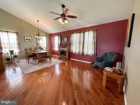 Living - 4 Teaberry Ln, Delran, NJ 08075 photo 5 of 7
