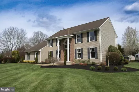 5 Hunters Glenn Dr, Columbus, NJ 08022