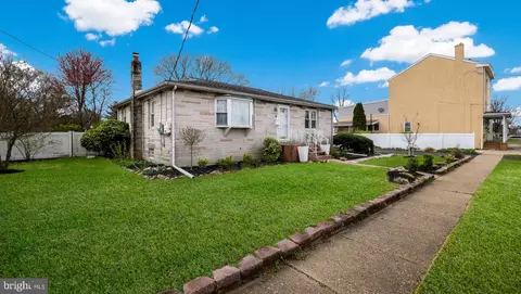 16 W 2nd St, Burlington, NJ 08016