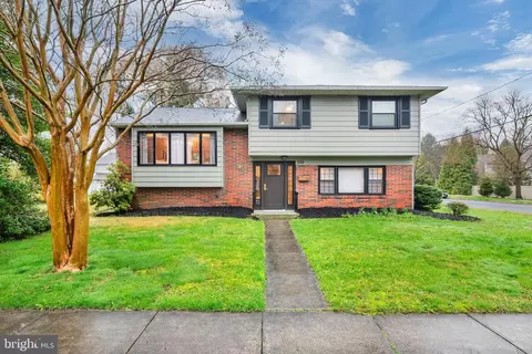 300 Manor Ct, Riverton, NJ 08077