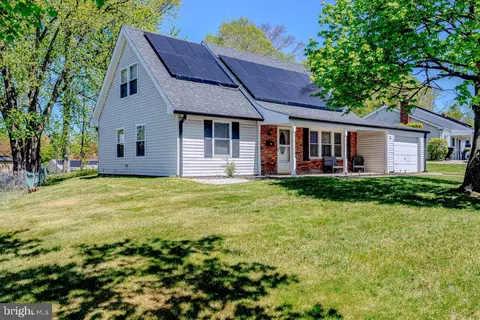 28 Ember Ln, Willingboro, NJ 08046