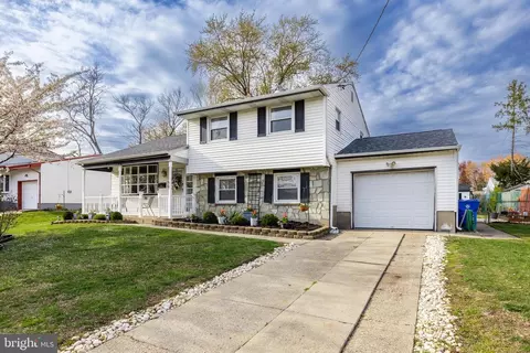 17 Lansberry Dr, Burlington, NJ 08016