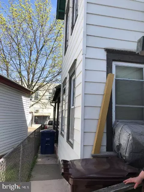 8 Spring Garden St, Riverside, NJ 08075 photo 3