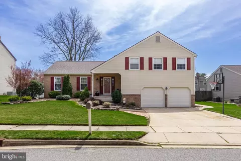 18 Lancelot La, Mount Laurel, NJ 08054