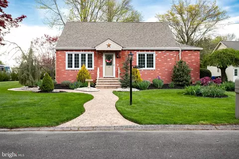 12 Sycamore St, Moorestown, NJ 08057