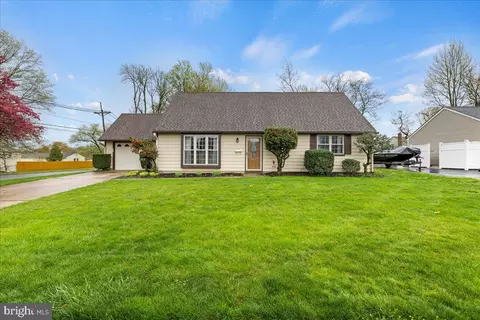 902 Waterford Dr, Delran, NJ 08075