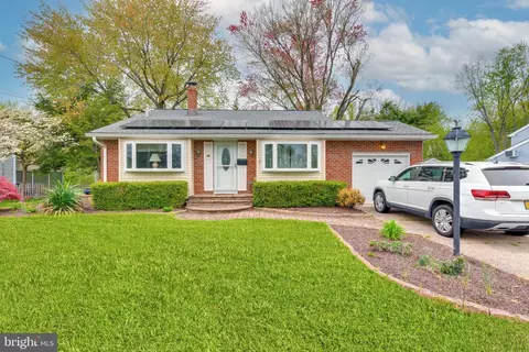 15 Glenview Dr, Cinnaminson, NJ 08077