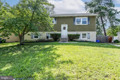 18 W Shore Dr, Southampton, NJ 08088