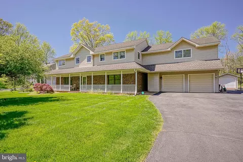 9 Beechwood Ln, Burlington, NJ 08016