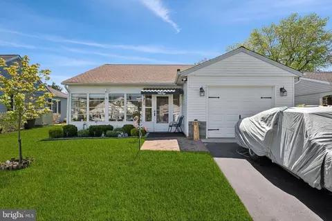 6 Marlborough Dr, Southampton, NJ 08088
