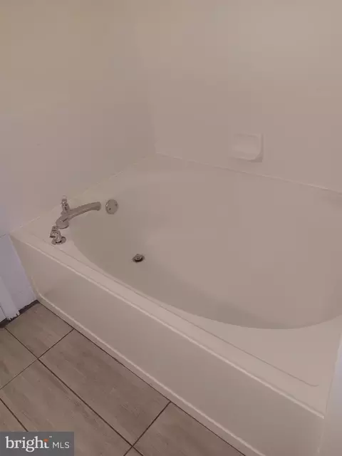 Bath - 17 Ashley Dr, Delran, NJ 08075 photo 3 of 7