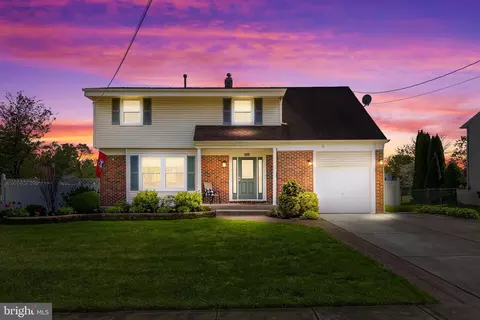 704 Chapel Rd, Cinnaminson, NJ 08077