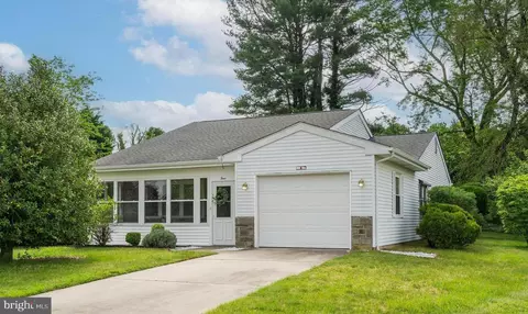 4 Cambridge Ct, Southampton, NJ 08088