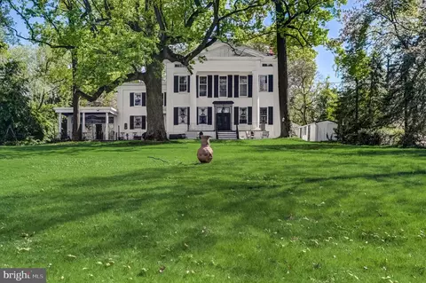2 Walnut St, Beverly, NJ 08010