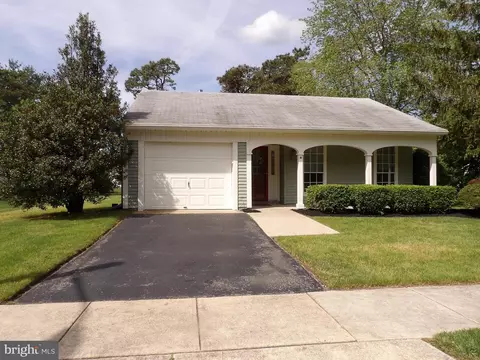 870 N Westminster Dr N, Southampton, NJ 08088