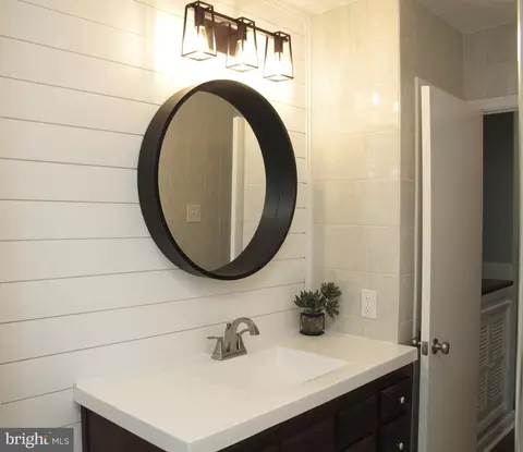 Bath - 455 Willow Dr, Cinnaminson, NJ 08077 photo 2 of 3