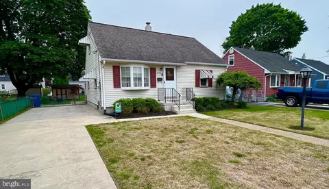 704 Cooper St, Florence, NJ 08518