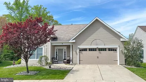 5 Settlers Ln, Columbus, NJ 08022