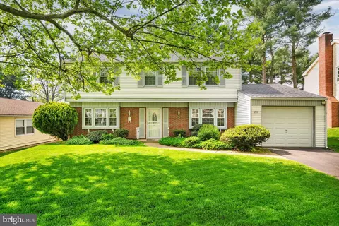 28 Hinsdale Ln, Willingboro, NJ 08046