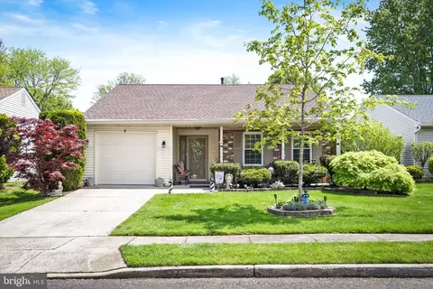 4 Meadowwood Ct, Columbus, NJ 08022