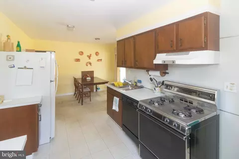 Kitchen - 528 Erhardt Ave, Beverly, NJ 08010 photo 4 of 4