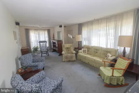Living - 528 Erhardt Ave, Beverly, NJ 08010 photo 3 of 4